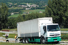 Tout juste chargés, les camions de livraison ROBIN reprennent la route