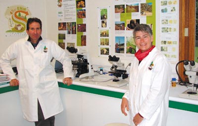 Pierre Cammalletti, Responsable technique du programme de mycorhization contrôlée, et Claire Cotton, Assistante Technique au laboratoire, situé à Saint Laurent du Cros (05) Pierre Cammalletti Responsable technique Claire Cotton Assistante