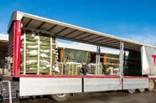 Chargement des sapins de noel en camion en vue de leur livraison