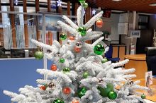 Floccaggio e glassatura di alberi di Natale in vari colori